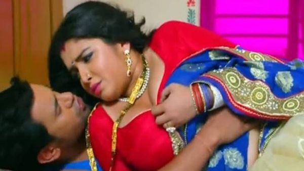 Amrapali Dubey की साड़ी का खिसका पल्लू, Nirahua ने उठाया फायदा, फिर हुआ पलंगतोड़ रोमांस