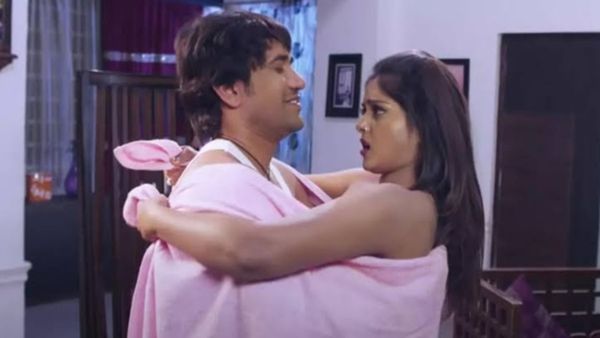 Anjana Singh को तौलिए में देख Nirahua के सिर चढ़ा रोमांस, हुए बेकाबू और कर डाली ऐसी हरकत कि...