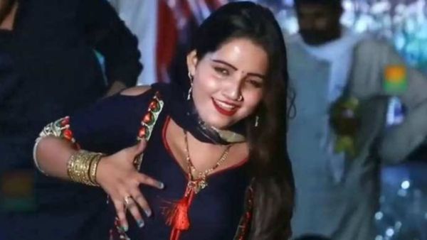 Haryanvi Dance Video: सुनीता बेबी के हॉट मूव्स देख फैन्स के धड़के दिल, बूढ़ों को भी चढ़ा रोमांस