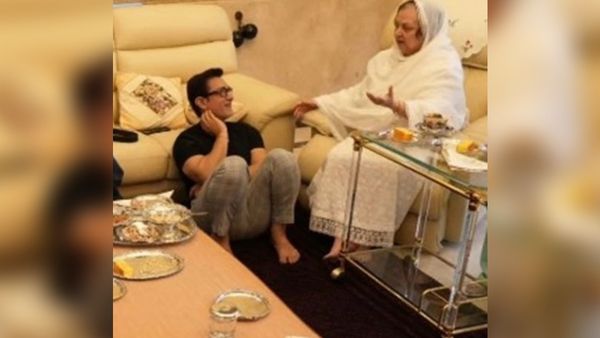 बेटी इरा खान की शादी से पहले सायरा बानों के कदमों में बैठे दिखे आमिर खान, वायरल हुईं तस्वीरें