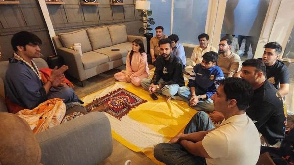 Bageshwar Baba की शरण में पहुंचे जैकलीन फर्नांडीज, शहनाज गिल और एल्विश यादव समेत ये सितारे, Pics