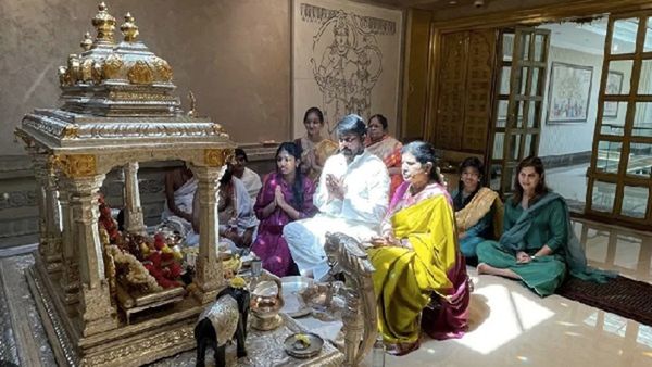 बॉलीवुड के इन स्टार्स ने अपने घरों में बनवाए हैं बेहद शानदार मंदिर, हीरे से लदी है सोने की मूर्तियां