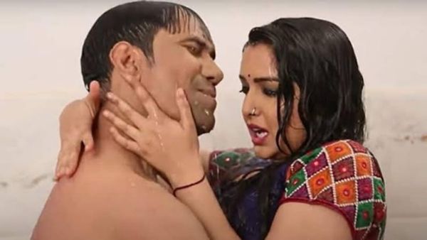 Nirahua ने बाथरूम में Amrapali Dubey को किया मदहोश, किया ज़बरदस्त रोमांस, वीडियो वायरल