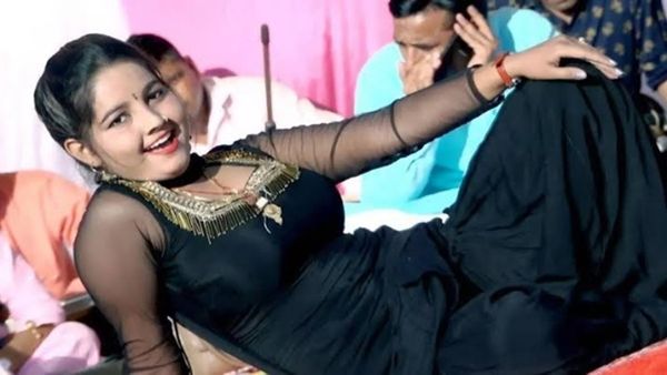 Dance Video: Sunita Baby की लचीली कमर देख फिसला ताऊ का दिल, हुए बेकाबू, देखें वीडियो...