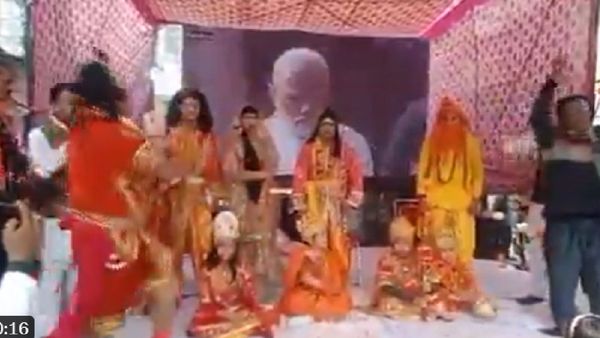 Live Death Video- प्राण प्रतिष्ठा के दौरान मौत का लाइव वीडियो वायरल, कलाकार ने मंच पर तोड़ा दम!