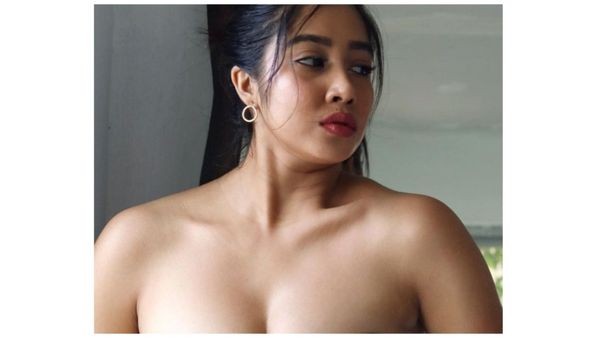 कमरे में सारे कपड़े उतारकर कपड़े बदल रही थीं सोफिया अंसारी, कैमरे को किया नजरअंदाज तो दिख गया सबकुछ