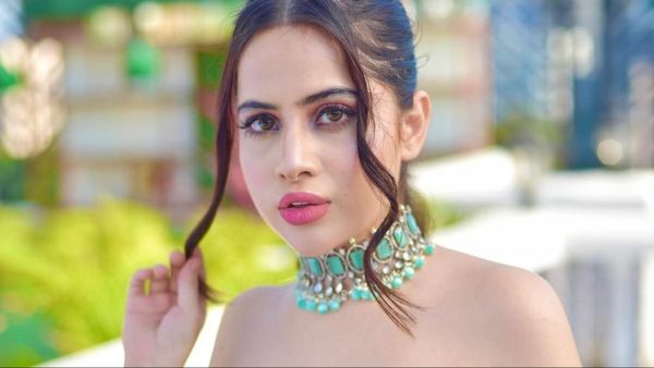 Urfi Javed: सीने पर सींग लगाकर उर्फी पहुंच गई पार्टी में, इस एक्ट्रेस ने गले लगाने की कोशिश की तो...