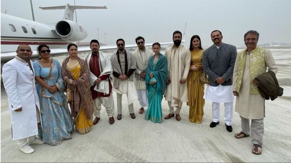 Ram Mandir Pran Pratishtha:अयोध्या पहुंचने वाले बॉलीवुड सितारों का हुआ भव्य स्वागत, फूलों की हुई बारिश