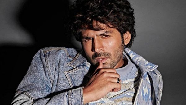 Kartik Aryan को देखते ही बेकाबू हुए लोग, भर-भराकर एक-दूसरे के ऊपर गिरे, तोड़ डाली बैरिकेडिंग