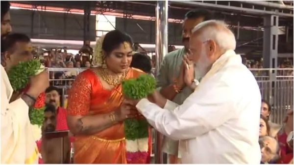 दिग्गज अभिनेता की बेटी की शादी में आशीर्वाद देने पहुंचे पीएम मोदी, न्यूली वेड के साथ तस्वीरें वायरल