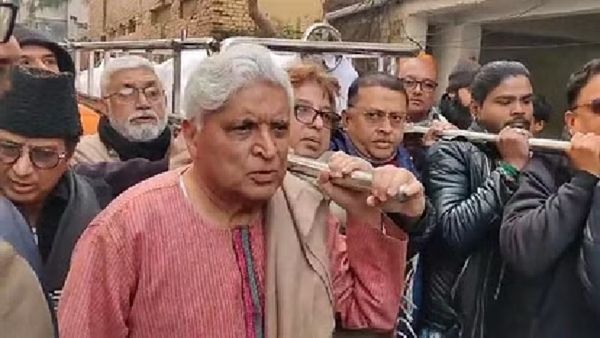 मुनव्वर राणा के जनाजे को जावेद अख्तर ने दिया कंधा, हिंदुस्तान की तहजीब के बड़े नुकसान पर खूब रोए जावेद साहब