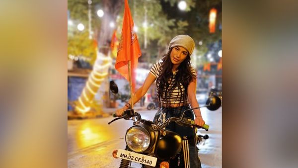 बिकिनी फोटोज छोड़कर राम भक्ति में रम गईं पूनम पांडे, बुलेट पर बांधा झंडा, रात में निकल पड़ीं!