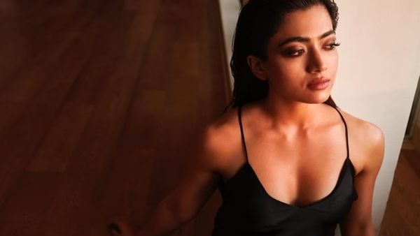 एयरपोर्ट पर रश्मिका मंदाना को फैन ने कर लिया Kiss, ऐसा था हसीना के चेहरे का एक्सप्रेशन!