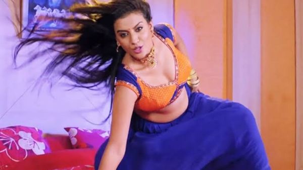 जब बेडरूम में अक्षरा सिंह हुई मदहोश, गिराया साड़ी का पल्लू, राजा जी संग मनाई सुहागरात