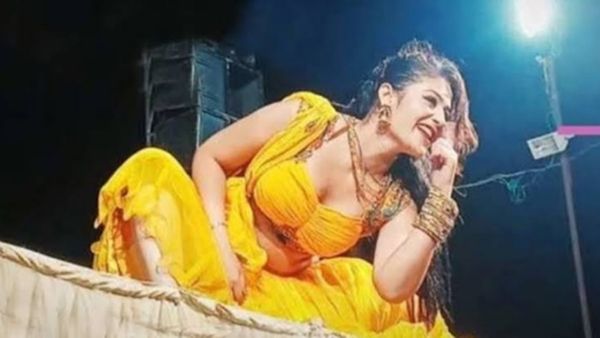Gori Nagori ने सेक्सी मूव्स से छुड़ाए भीड़ के पसीने, मच पर लेट-लेटकर किया डांस, सपना चौधरी को भी पछाड़ा
