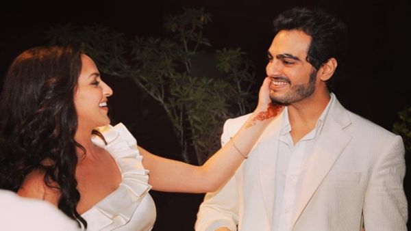 Esha Deol-Bharat Takhtani की लव स्टोरी थी बेहद फ़िल्मी, टिश्यू पेपर से हुई शुरू, खत्म होने में नहीं लगी देर