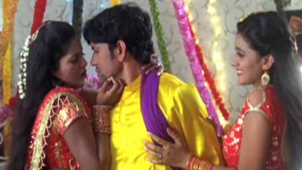 Bhojpuri Video: निरहुआ ने एक ही समय पर अक्षरा और अंजना संग मनाई सुहागरात, वीडियो हुआ वायरल