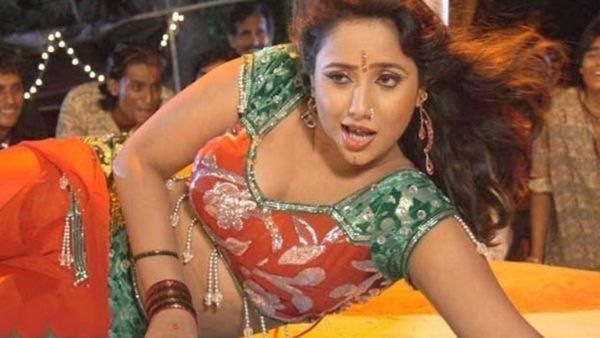Bhojpuri Gana: जब नशे में धुत लोगों के बीच रानी चटर्जी ने दिखाई हॉटनेस, बोलीं- 'रसगुल्ला चला के मार दियो...'