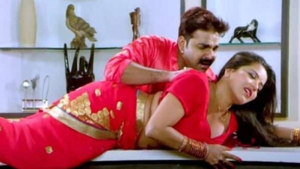 Bhojpuri Gana: दुल्हन की तरह सजी नज़र आईं मोनालिसा, सुहागरात मनाने के लिए उतावले हुए पवन सिंह