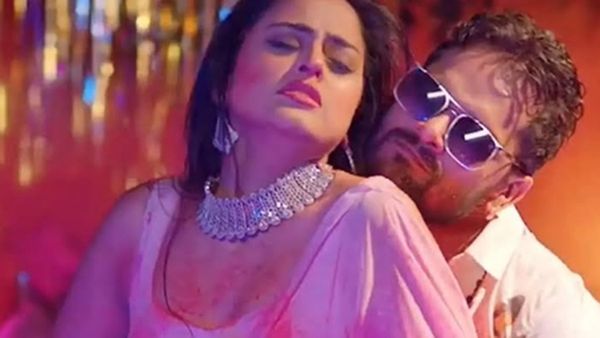 Bhojpuri Gana: खेसारी लाल यादव ने यामिनी सिंह संग किया पानी वाला रोमांस, वीडियो देख मची खलबली