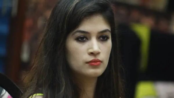 बिग बॉस 11 फेम बंदगी कालरा से हुई बदसुलूकी, दी गईं गालियां और डॉग पर चप्पल से हमला