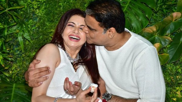 मीडिया के सामने रोमांटिक हुए हिमालय दसानी, भाग्यश्री को किया Kiss, असहज दिखीं 'मैने प्यार किया' गर्ल
