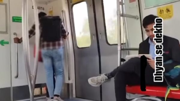 Delhi Metro- सुहागरात की सेज बनी दिल्ली मेट्रो, सबके सामने हस्तमैथुन करता दिखा कपल, अश्लीलता की हदें पार...