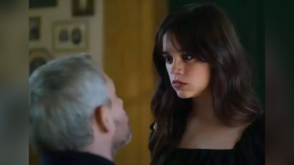 18 साल की स्टूडेंट ने 52 साल के टीचर के साथ दिए इंटिमेट सीन, थू थू कर रहे हैं लोग