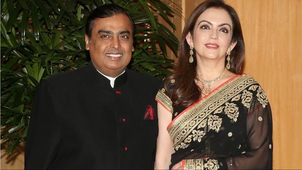 जब Nita Ambani की हां सुनने के लिए Mukesh Amabni ने रुकवा दिया था पूरा ट्रैफिक, बीच सड़क किया ये काम