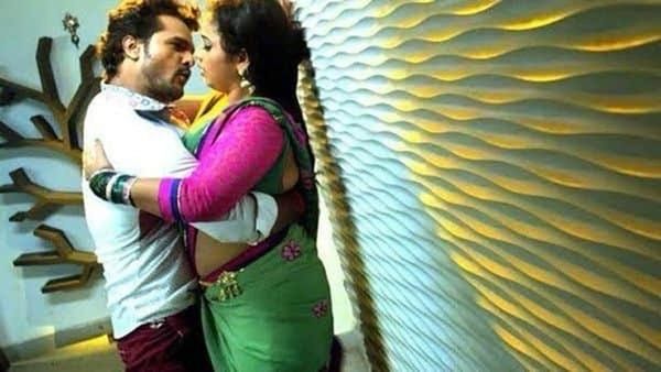Bhojpuri Video: जब खेसारी लाल यादव की बांहों में लिपटी रानी चटर्जी, एक्टर ने किया किस