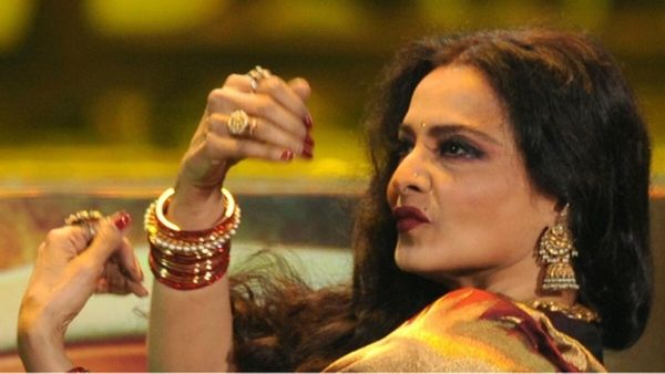 Rekha Hrithik Lip Lock: जब ऋतिक रोशन को रेखा ने किया था लिप-लॉक! हर तरफ मच गया था बवाल
