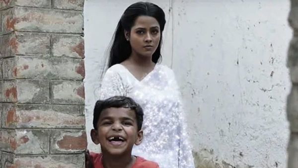 तस्वीर में दिख रहे बच्चे पर नहीं बल्कि पीछे सफ़ेद साड़ी वाली औरत के बारे में सुन कांप जाएगी रूह