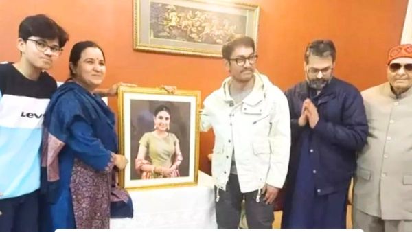 'दंगल गर्ल' की फैमिली से मिलने पहुंचे आमिर खान, खिलखिलाता चेहरे देख फैन्स बोले- अवॉर्ड मिल रहा है क्या...