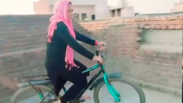 घर की छत पर सीमा हैदर ने दौड़ाई साइकिल, लोग बोले- 'पक्का सर्कस में काम करती थी'