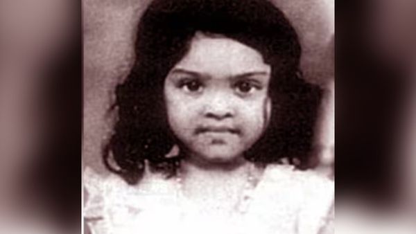 दो-दो सुपरस्टार्स से अफेयर, फैमिली डॉक्टर से की शादी, फिर भी जिंदगी में रही तन्हाई, कौन ये बच्ची?