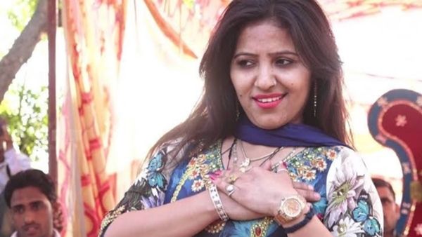 Haryanvi Dance Video: रचना तिवारी ने सलवार सूट में स्टेज पर किया मदमस्त डांस, देखती रह गई भीड़