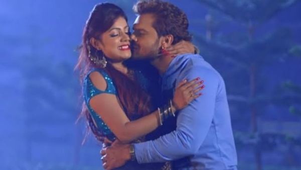 Bhojpuri Gana: खेसारी लाल यादव ने भरे अंधेरे में एक्ट्रेस को गाना सुनाकर किया इंप्रेस, और फिर पूरी रात...