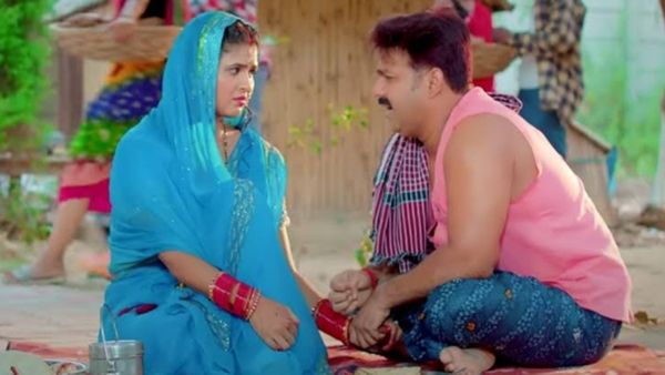 Bhojpuri Gana: पवन सिंह ने खेत में किया चांदनी सिंह के साथ रोमांस, वायरल हो रहा वीडियो