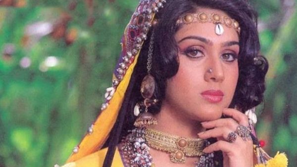 मीनाक्षी शेषाद्री की बेटी ने खूबसूरती में मां को भी छोड़ा पीछे, सादगी ने लूटा लोगों का दिल, देखें फोटोज