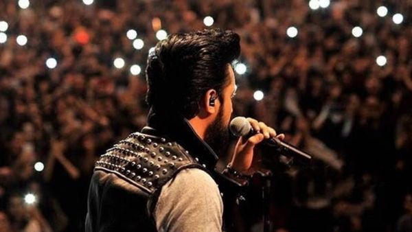 रेस्टोरेंट में गाया गाना, पहली एल्बम से हुआ हिट, आज करोड़ो की संपत्ति का मालिक है ये सिंगर