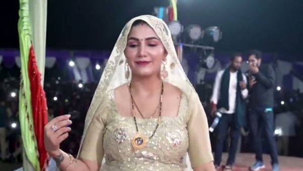 Haryanvi Dance Video: सपना चौधरी ने मटकाई कमर, स्टेज पर खड़े होकर दिखाई अदाएं, देखें लेटेस्ट वीडियो