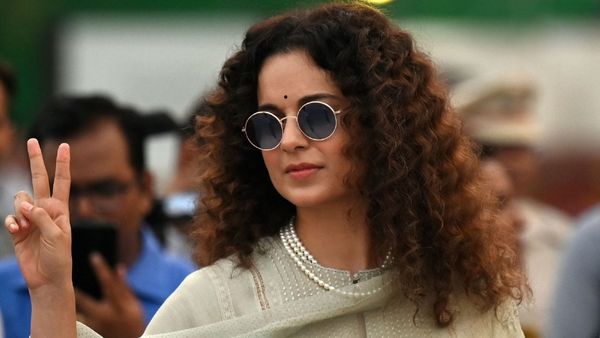 कंगना रनौत को मिला मंडी सीट से बीजेपी का लोक सभा टिकट, एक दिन पहले ही मां से मांगी थी मन्नत