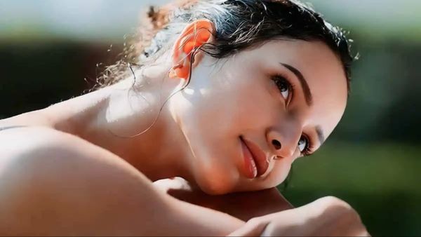 Triptii Dimri ने अपने नए फोटोशूट से मचा दी तबाही, टॉपलेस होकर खिंचवाई फोटो बस बैग के सहारे...