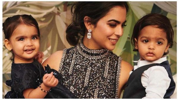 ईशा अंबानी ने पहली बार दिखाया जुड़वा बच्चों का चेहरा, लोग बोले- सूरत छोड़ो नसीब देखो...