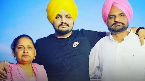 Sidhu Moosewala के घर गूंजी किलकारी, 58 की उम्र में चरण कौर ने दिया बेटे को जन्म, पिता ने दिखाई शक्ल