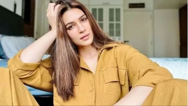 प्रभास का साथ छोड़कर Kriti Sanon ने थामा इस अमीरजादे का हाथ? 10 साल छोटे शख्स को कर रहीं डेट! सामने आई फोटो