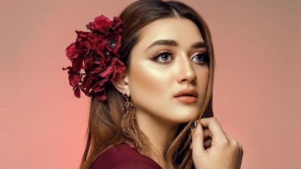 कौन हैं मोमिना इकबाल? गोरा रंग बना करियर के लिए मुसीबत, छूना तक नहीं चाहते थे हीरो