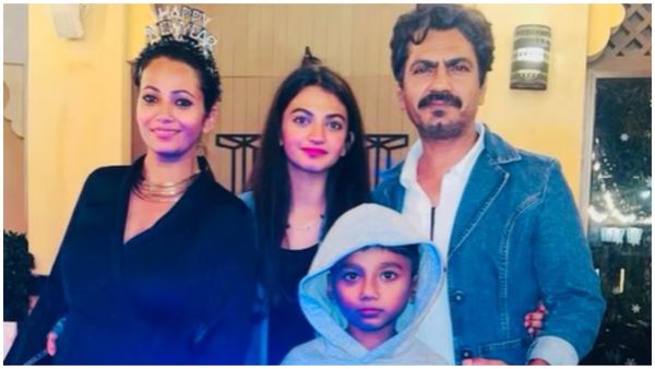 एक्स वाइफ आलिया और नवाजुद्दीन सिद्दिकी फिर हुए एक, हैप्पी फैमिली वाली तस्वीर देख लोग सुना रहे गालियां