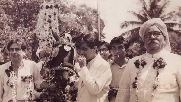 बारात की फोटो वायरल, राज कपूर और दिलीप कुमार भी हैं शामिल, जानिए कौन है दूल्हा?