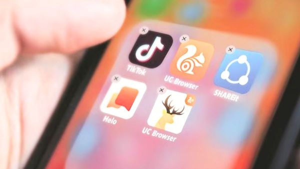 सरकार का बड़ा एक्शन! बैन किए 18 OTT प्लेटफॉर्म, 19 वेबसाइट, 10 ऐप्स और 57 सोशल मीडिया एकाउंट